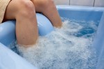 Лечебная процедура для ног в ванночке