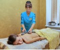 Женщина проходит массаж и стоун-терапию